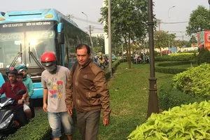 Kẹt kinh hoàng, nhiều người đi bộ vào Bến xe Miền Đông