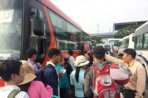 Chen lấn mua vé, vật vờ ngồi chờ ở Bến xe Miền Tây