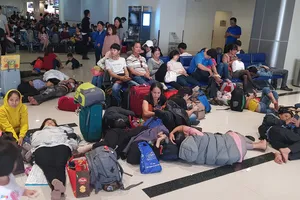 29 Tết, sân bay Tân Sơn Nhất vẫn đông nghẹt