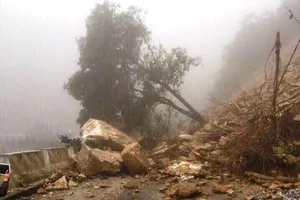 Lở đất ở quốc lộ 8A, tắc đường sang Lào 