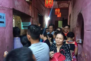 Biển người đổ về chùa trăm tuổi cầu may vía Thần Tài