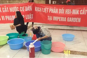Cư dân căn hộ cao cấp mang xô chậu xuống sảnh gội đầu