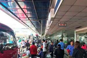 Lễ 30-4, xe đò đòi tăng giá