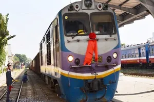 Hy hữu: Tàu lửa dừng khẩn vì nhân viên gác chắn đau bụng
