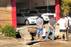 Cửa hàng ô tô suýt lọt xuống hố tử thần 