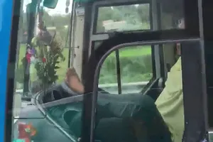 Sa thải tài xế dùng chân lái xe ở cao tốc Trung Lương