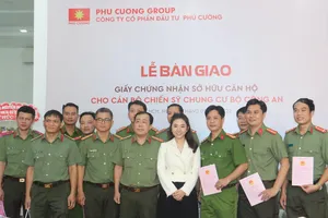 Tập đoàn Phú Cường trao sổ hồng NƠXH cho cán bộ chiến sỹ Bộ Công an