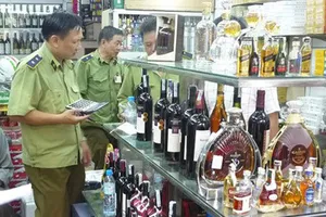 Tạm giữ 1.964 lít rượu trắng, rượu ngâm thuốc 