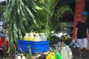 Hiểm họa từ nước rửa chén không nhãn mác