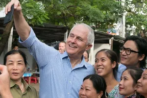 Thủ tướng Úc thưởng thức bánh mì ở Đà Nẵng