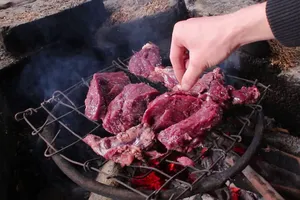 Thường xuyên nấu ăn bằng than, gỗ sẽ tăng nguy cơ tim mạch