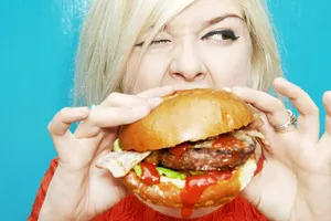 Ăn nhiều bánh mì kẹp thịt sẽ tăng nguy cơ ung thư