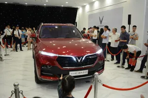 Đội mưa mua xe tại lễ ra mắt và mở bán xe VinFast tại TP. HCM