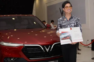 Khách hàng chỉ ngắm xe VinFast là 'xuống tiền'