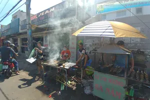 ‘Con đường cá lóc nướng’ hốt bạc ngày vía Thần Tài