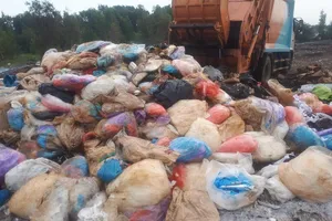 Bắt quả tang xe đổ trộm chất thải ở Bình Chánh