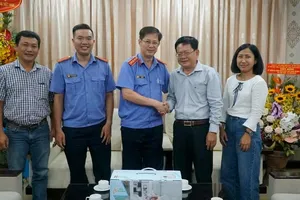 Nhiều cơ quan, đơn vị đến thăm, chúc mừng báo Pháp Luật TP.HCM