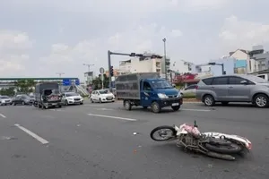 Một phụ nữ văng lên kính xe tải rồi rơi xuống đường ở Thủ Đức