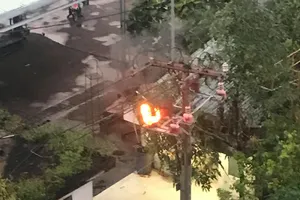 Cột điện ở quận 12, TP.HCM bốc cháy là do ảnh hưởng sét đánh