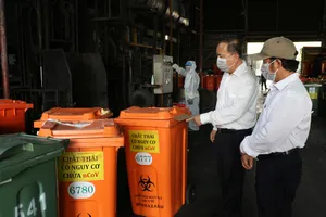 Khen thưởng cho tập thể công nhân thu gom rác y tế mùa dịch 