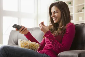 Lý do dẫn đến tăng cân nhanh khi vừa ăn vừa xem tivi 