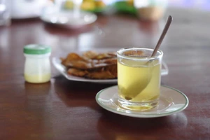 Bất ngờ với công dụng của mật ong pha nước ấm