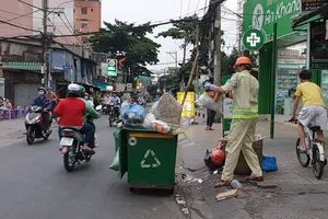 Công nhân thu gom rác bị đe dọa khi làm nhiệm vụ