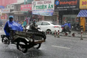 TP.HCM bất ngờ đón cơn mưa lớn giữa trưa