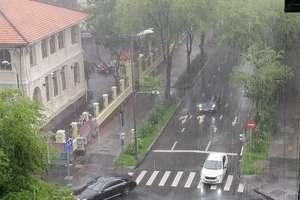 Giữa trưa có mưa lớn ở nhiều quận tại TP.HCM