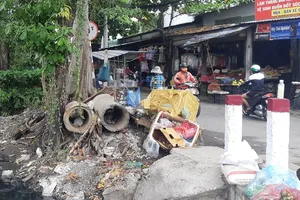 Rác thải chất đống gây ô nhiễm, ai sẽ gom?