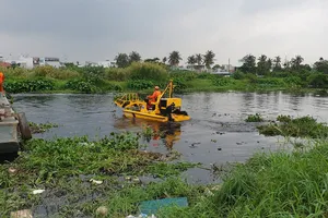 TP.HCM thí nghiệm vớt rác bằng phương tiện hiện đại 