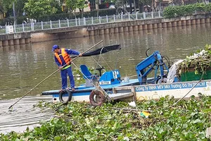 Kế hoạch vớt rác trên kênh trong dịp Tết Nguyên đán