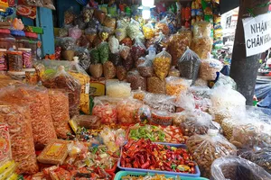 Tràn lan bánh mứt, thực phẩm không nhãn mác ở các chợ 