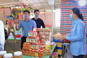 Nhiều thực phẩm, bánh kẹo phục vụ mua sắm tết tại hội chợ 