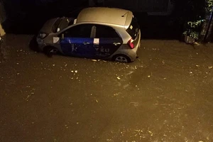 Nguyên nhân gây mưa lớn bất ngờ ở TP.HCM đêm 2-4