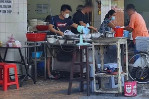 Một số người không đeo khẩu trang khi chế biến thức ăn