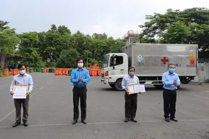 Đội thu gom rác thải y tế ở các cơ sở cách ly tại TP.HCM được thưởng