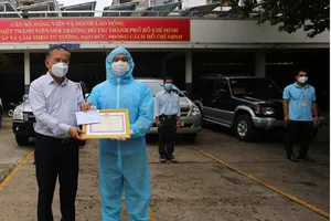 Người thu gom rác thải y tế trong mùa dịch COVID-19 được thưởng