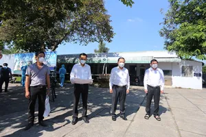 Tặng 200 triệu và quà cho công nhân trung tâm hỏa táng Bình Hưng Hòa