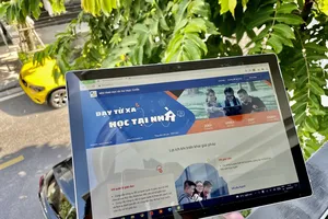 Nhà mạng chung tay hỗ trợ máy tính cho học sinh nghèo