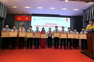 Công ty môi trường đô thị TPHCM đón nhận Huân chương Lao động Hạng Ba