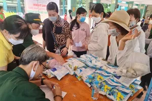 Hàng trăm người mang rác đổi lấy quà ở Tân Phú