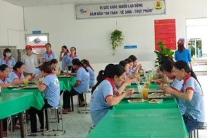 TP.HCM: Giám sát bếp ăn tập thể trong khu công nghiệp