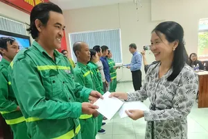 Trao học bổng cho con em công nhân môi trường có hoàn cảnh khó khăn