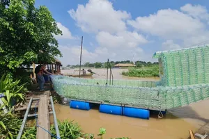 Lạ mắt với thuyền nhựa hút khách du lịch