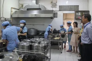 Phòng GD&ĐT quận Gò Vấp cùng đoàn công tác kiểm tra bếp ăn bán trú tại Trường Tiểu học Nguyễn Thị Minh Khai. Ảnh: HP
