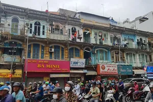 UBND quận 5 thưởng cho cư dân di dời sớm khỏi chung cư nguy hiểm