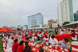 Lạ mắt với bàn ăn quy tụ 1.000 gia đình Việt