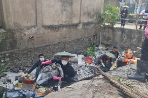 Theo chân nhóm bạn trẻ 'giải cứu' các dòng kênh ở TP.HCM