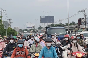 Lượng xe đổ về cửa ngõ miền Tây tăng cao chiều tối 28-4